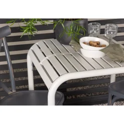 Parvekeryhmä Venture Home, 70x70cm beige Borneo-pöytä + 2 mustaa Tablas-tuolia