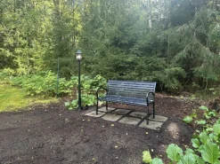 Puutarhapenkki 125 cm teräs ja puukomposiitti musta